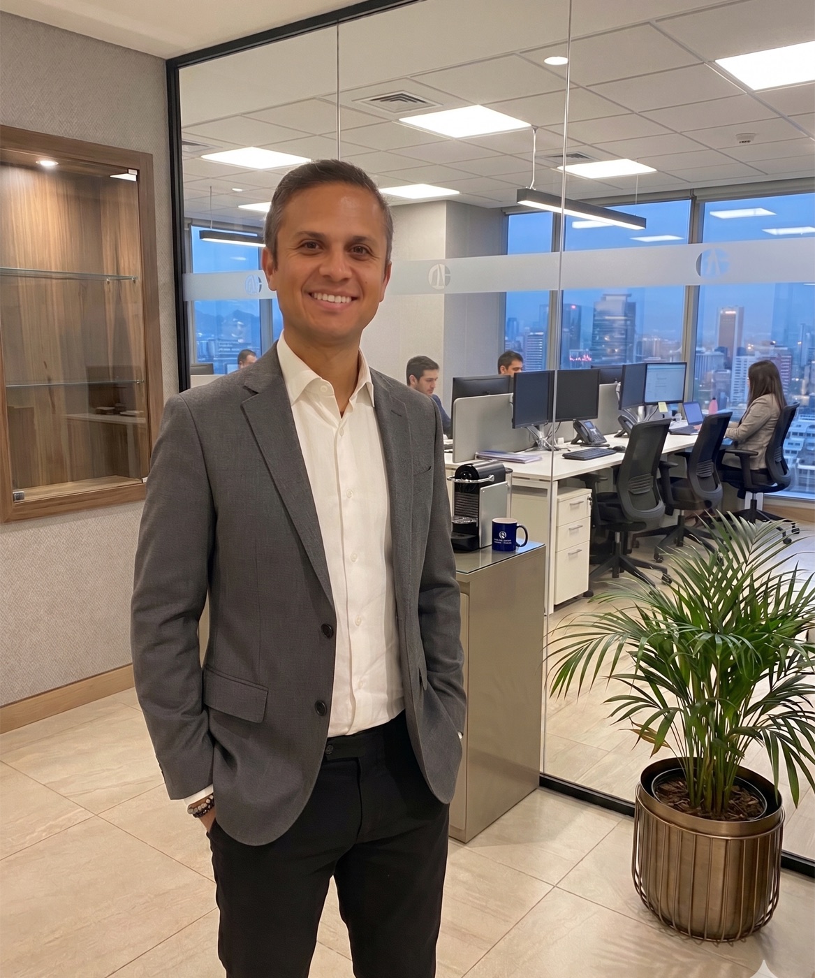 Jota Cofré, consultor de marca, en una oficina de Santiago